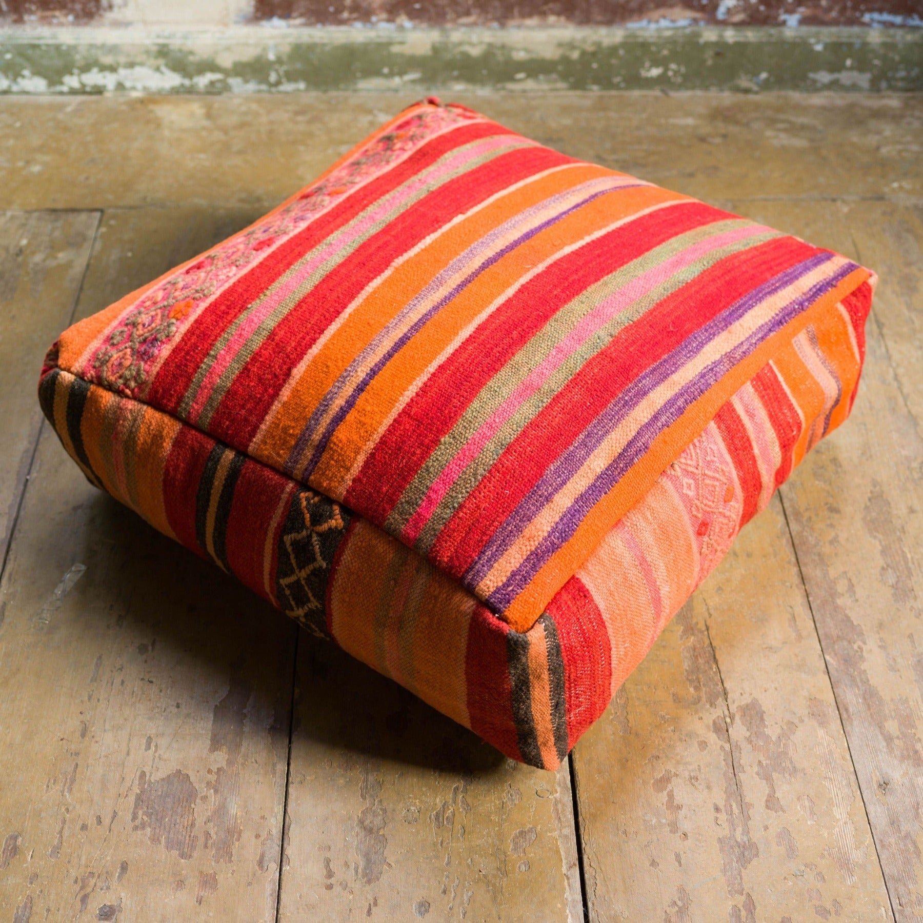 Färgglad marockansk sittpuff av av ull från vintage mattor och filtar