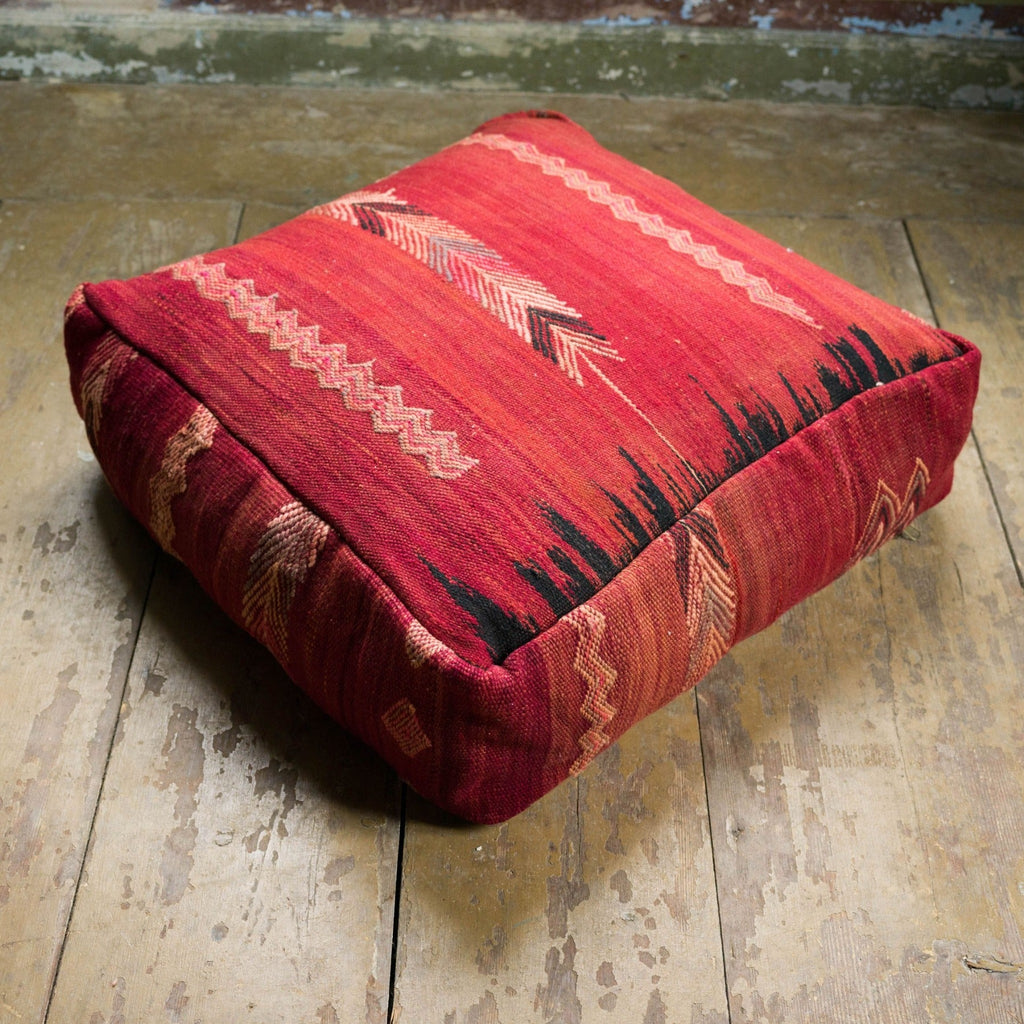 Röd marockansk sittpuff av återvunnen ull från vintage mattor och filtar