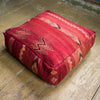 Röd marockansk sittpuff av ull från vintage mattor och filtar