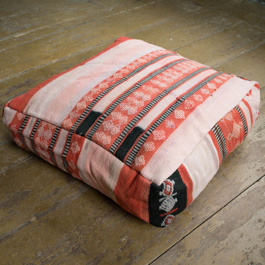 Röd-vit-svart sittpuff av ull från vintage mattor och filtar